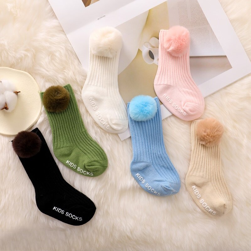 Calcetines hasta la rodilla para bebé, medias de algodón antideslizantes con Bola de Pelo grande, accesorios para recién nacido, primavera y otoño