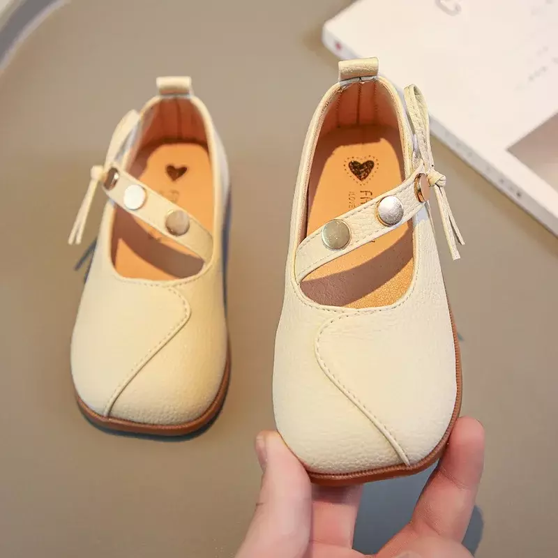 Sepatu kulit lembut anak perempuan, sneaker datar kasual dengan dekorasi logam sederhana, sepatu pesta pernikahan modis 2024