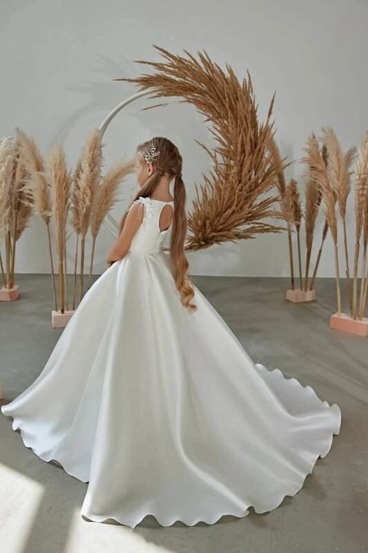 Simple ดอกไม้สีขาวชุดเดรสเด็กผู้หญิงสำหรับงานแต่งงาน2023 3D Beaded ซาติน A-Line จีบวันเกิดประกวด First Communion Gowns