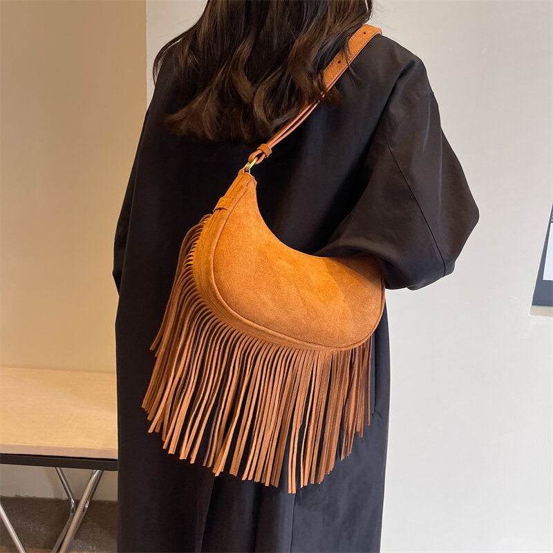 Bolsa tiracolo de couro nubuck vintage para mulheres, design meia lua, bolsa de ombro, borla marrom, café, axilas, moda