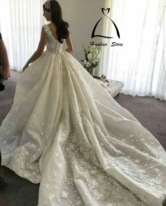 Elegante Scoop Lace Appliques a-line abiti da sposa 3D-Floral Beads senza maniche Tulle Hollow V-Back Chapel Train Plus Size Bridal
