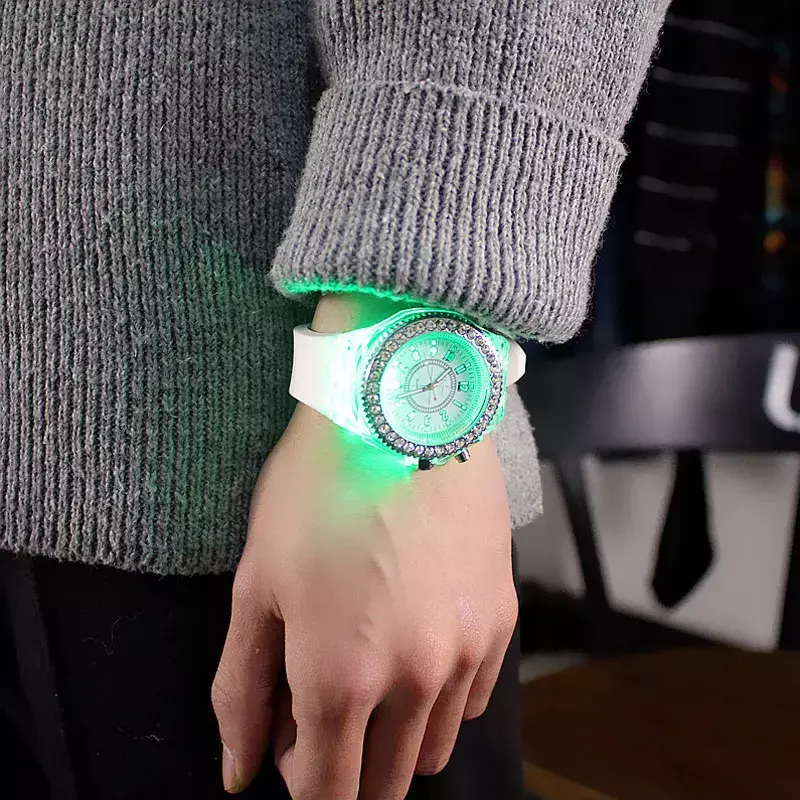 นาฬิกาข้อมือผู้หญิงแบบมีไฟสไตล์ฮาราจูกุเทรนด์ Jam Tangan LED ประดับพลอยเทียมส่องแสงเป็นประกายวิวับสำหรับนักเรียนคู่รัก