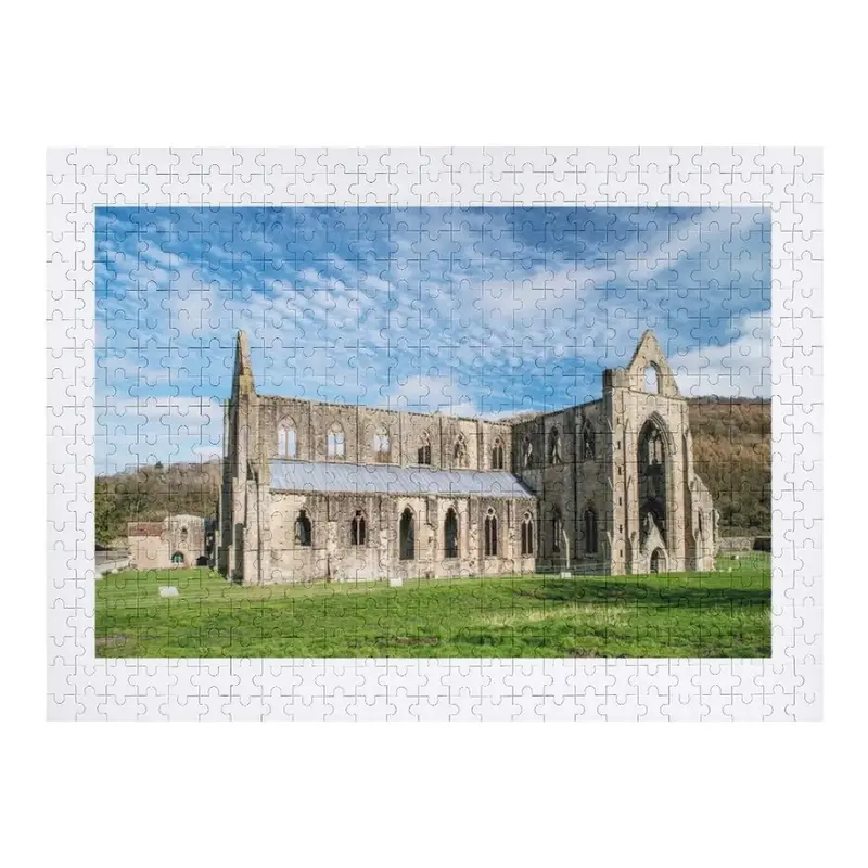 Tintern Abbey, eine schöne Abtei, oder was bleibt davon, in Tintern im Wye Valley, Mon mouth shire. Puzzle