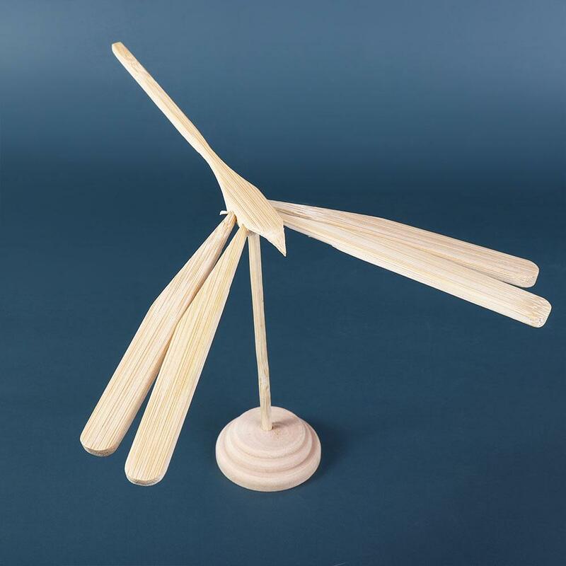 Nieuwigheid Easter Evenwichtige Bamboe Libel Balans Libel Wetenschappelijke Display Model Houten Vliegende Pijl Speelgoed Vliegende Accessoires