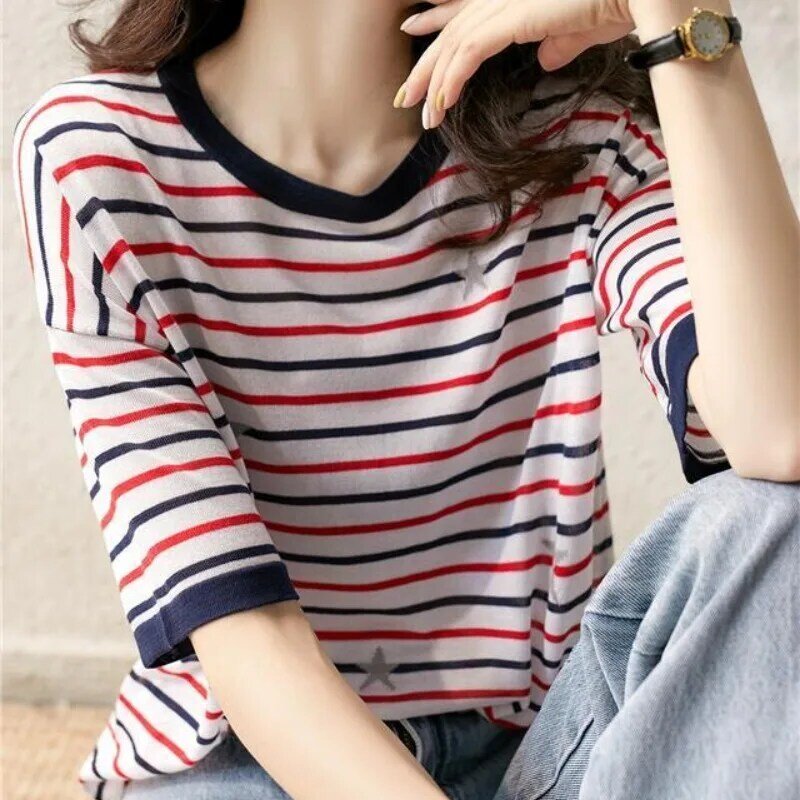 Camiseta de malha solta de manga curta feminina, gola redonda, listrada, cor contraste, casual, top versátil, simplicidade moda, verão, novo
