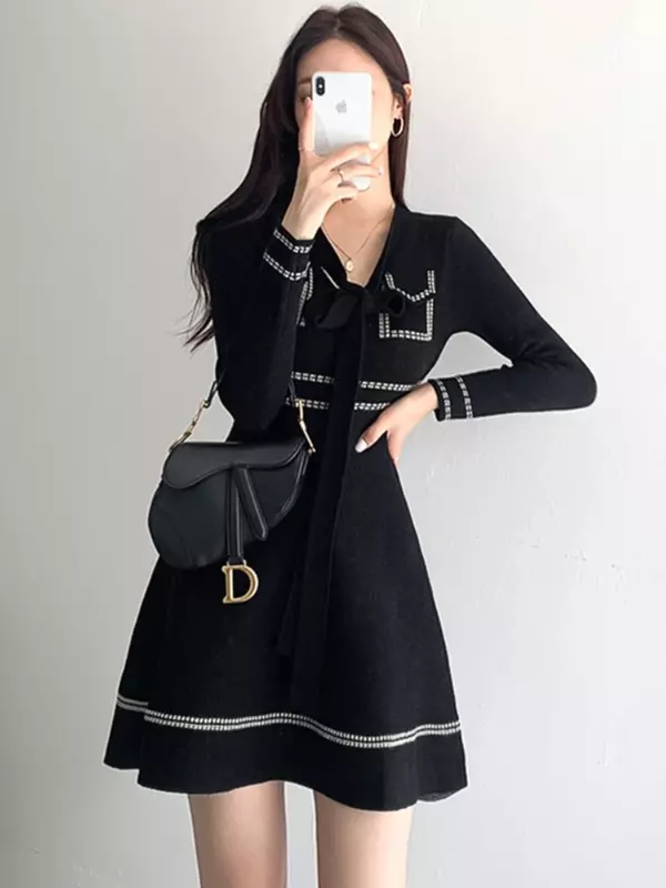 Nueva versión coreana de la serie de colores de contraste de estilo Hepburn, Falda de punto con cordones reductores de edad, línea A, vestido pequeño de manga larga