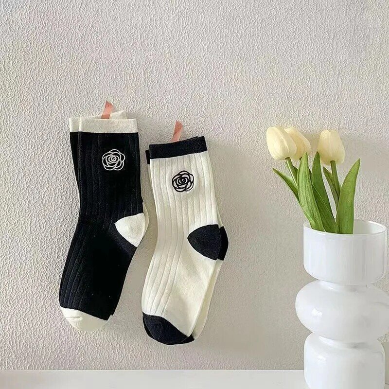 2 Pair autumn winter high quality elegant classic black and white collocation embroidered tube socks rose pattern Harajuku socks