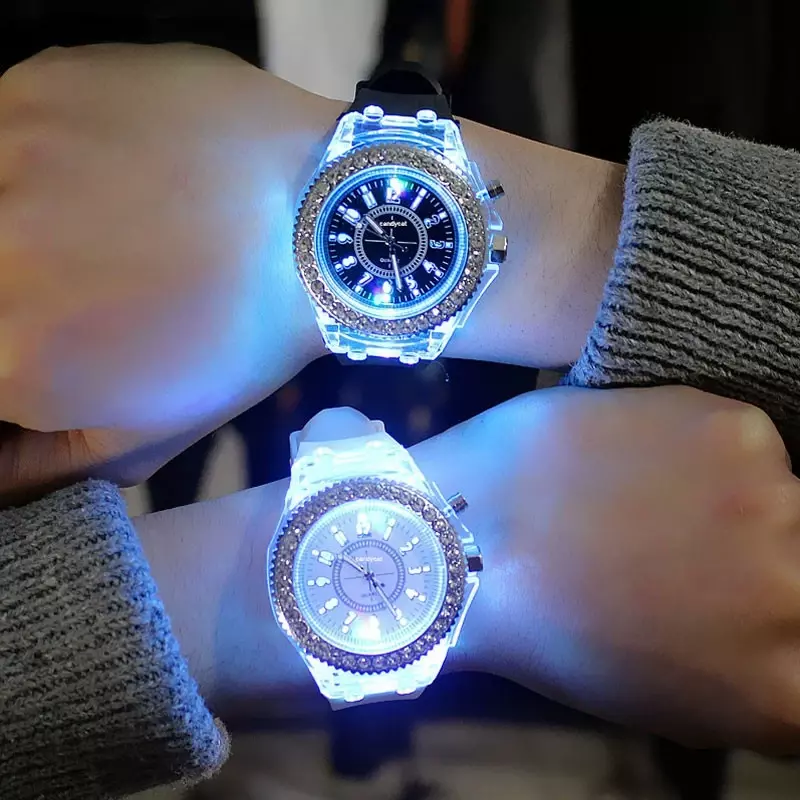 Kobiety błyskają świetlistymi, spersonalizowanymi trendami w zegarek LED z kryształami górskimi, miłośnicy galaretek, mężczyźni oglądają lekki zegarek na rękę w stylu Harajuku