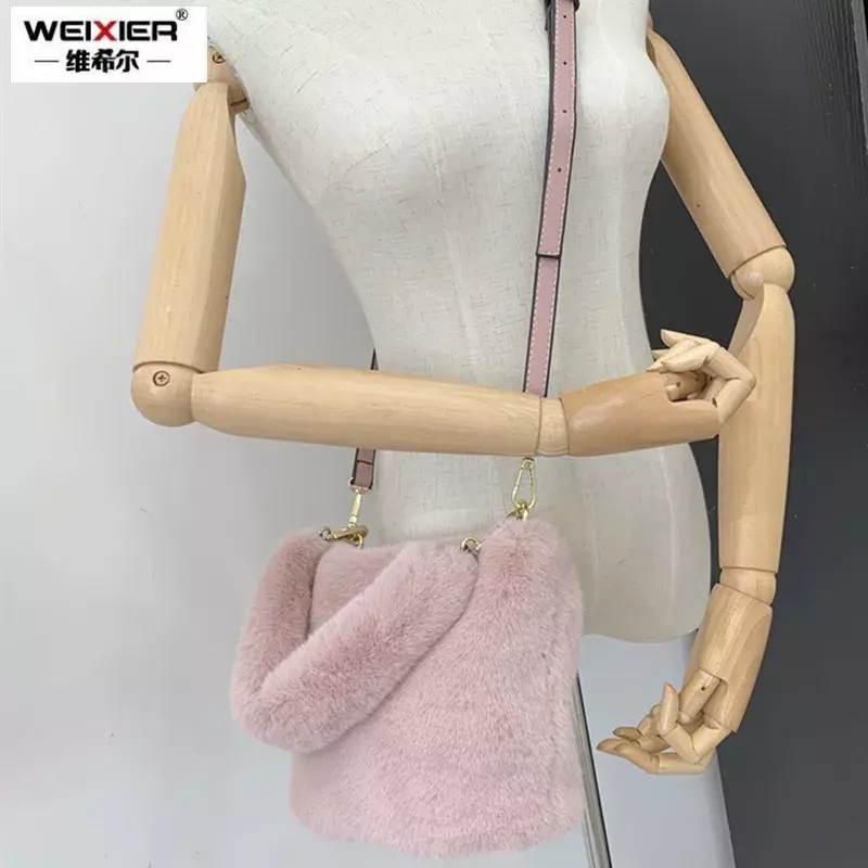 冬の新フェイクファーバッグハンドバッグデザイナーの女性のぬいぐるみショルダーバッグソフト毛皮ホーボーハンドバッグ女性高品質財布女性嚢