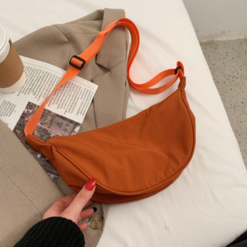 Tas kurir nilon baru 2023 tas pangsit mode untuk wanita tas selempang nilon tas bahu besar tas ketiak setengah bulan