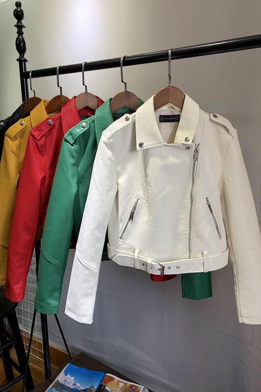 Ropa de cuero PU con textura de piel de oveja para mujer, chaqueta de cuero locomotora con solapa delgada y delgada, abrigo corto de moda, versión coreana