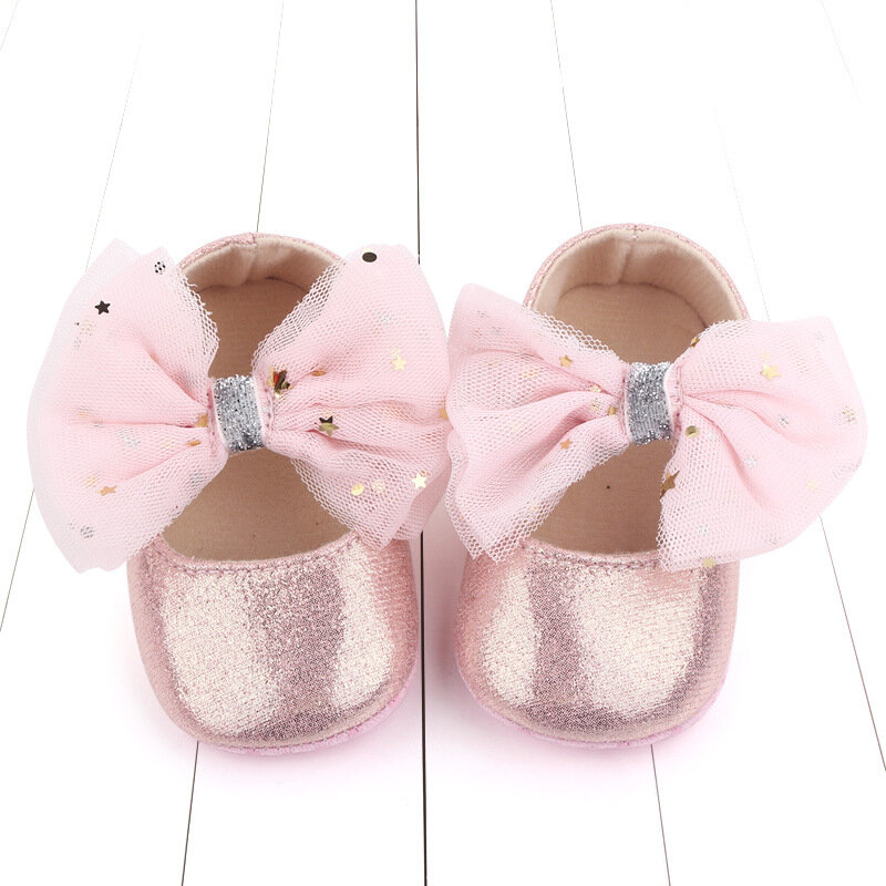 赤ちゃんの蝶ネクタイ幼児の女の子の靴幼児の柔らかい底の王女のウォーキングシューズ