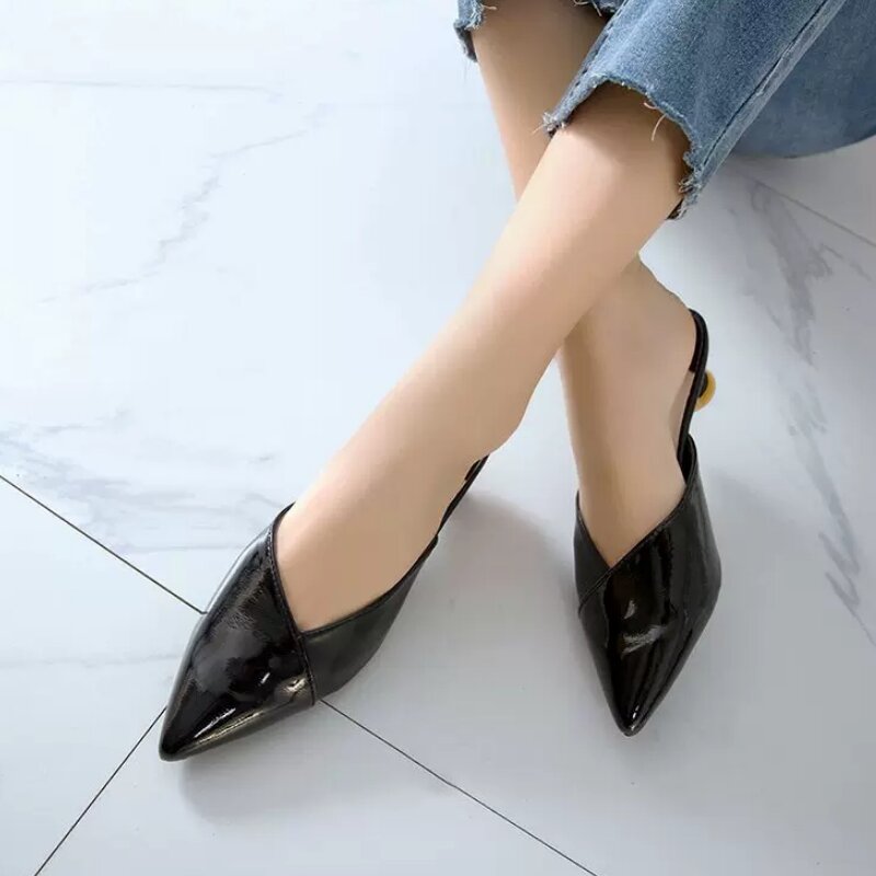 Zapatillas de exterior puntiagudas, versión coreana de moda, todo con sandalias perezosas, zapatos de mujer, primavera y verano, 2024
