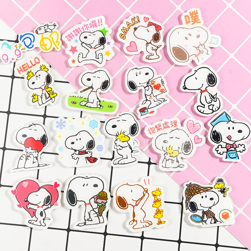 Kawaii Snoopy Brinquedos de pelúcia para menina Bonecas de desenho animado, Broche Acrílico, Crachá, Acessório DIY, Anime Patch, Presente de aniversário
