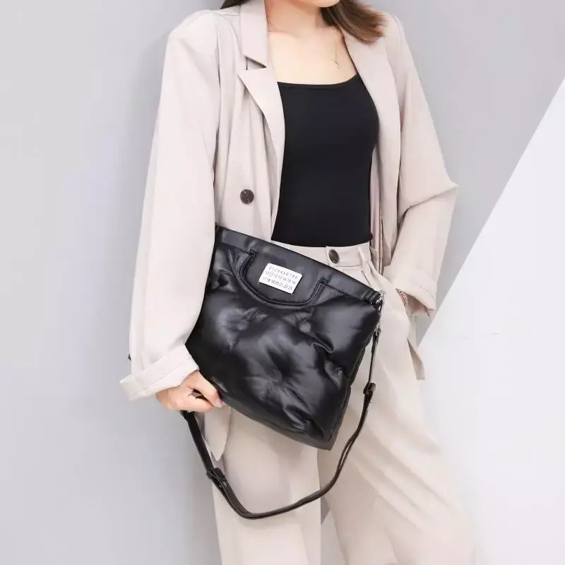 Tas bahu empuk untuk wanita, tas tangan mode tas selempang dengan kancing, tas genggam besar berbantalan untuk wanita