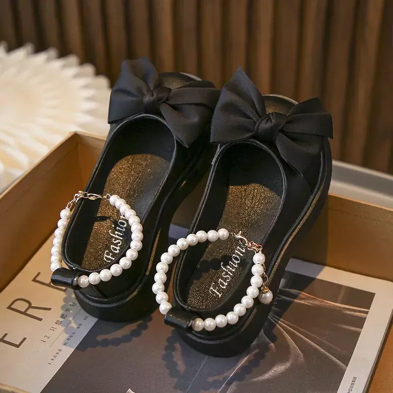 Sepatu Kulit Hitam Modis Anak-anak dengan Rantai Mutiara Pita Lucu Gadis Mary Janes 2023 Baru Anak-anak Serbaguna Sepatu Pesta Pernikahan