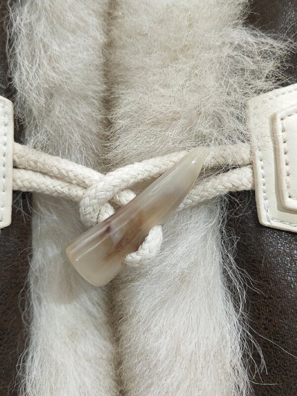 Giacca di pelliccia integrata in vera pelliccia di coniglio della principessa Maillard con collo di lana toscano e fibbia corta in corno di mucca
