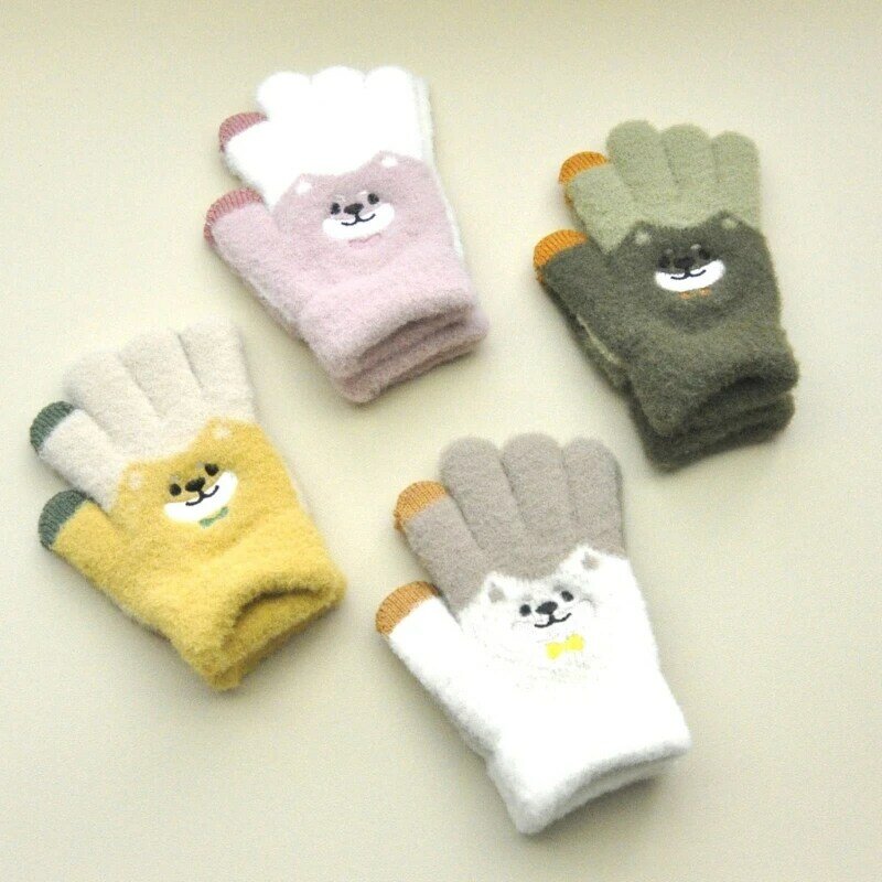 Modische und warme Handschuhe. Süße Bärenhandschuhe mit Kartonmuster für Kinder