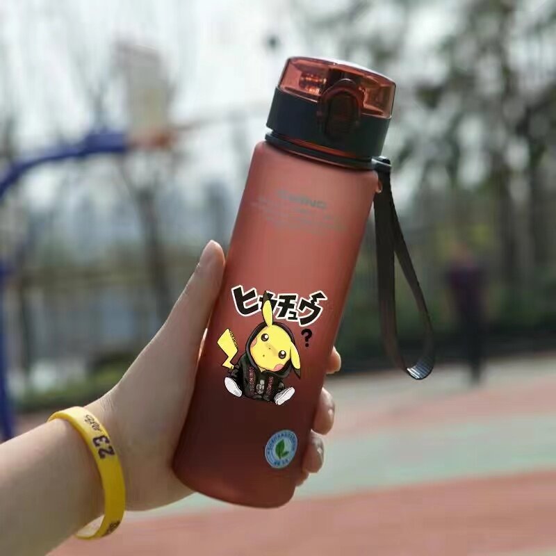 Copo de água Pokémon Pikachu portátil para crianças e adultos, garrafa esportiva ao ar livre, grande capacidade, desenhos animados de plástico, Kawai, 560ml