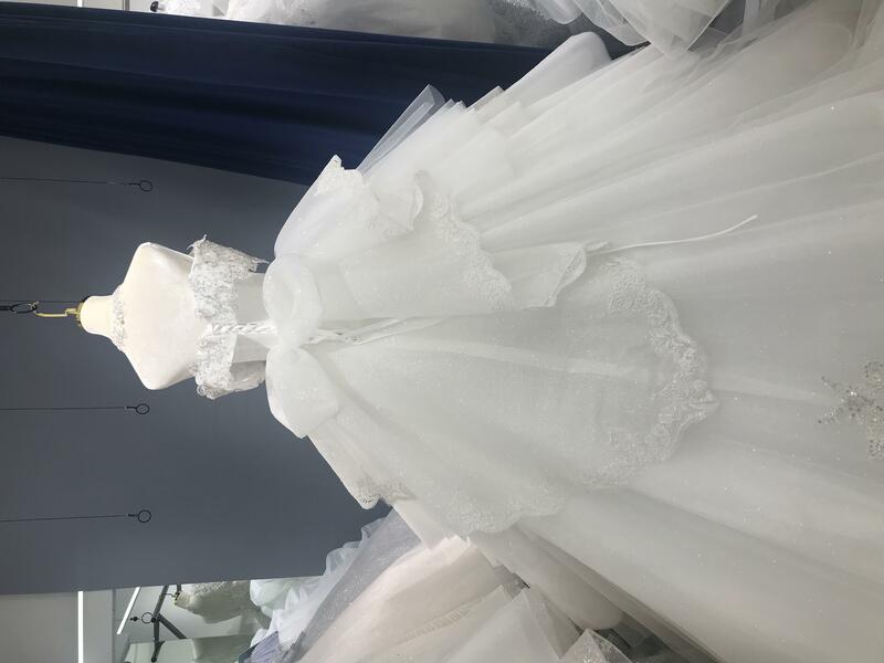 Kiss white Bridal Xlove Kollektion glitzert Kristalle Ballkleid nach Maß von der Schulter Brautkleid