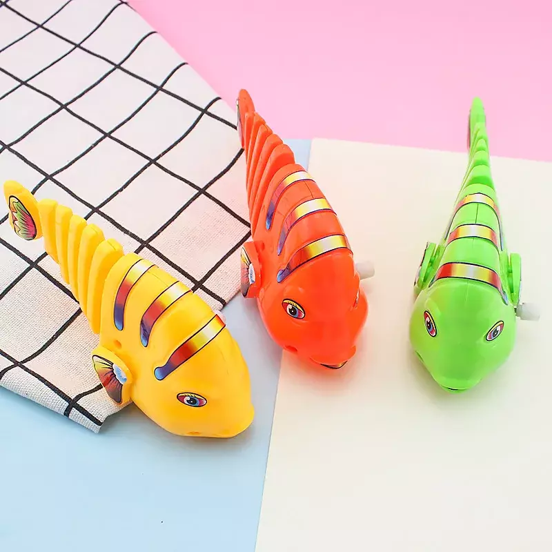 Colore casuale del regalo del giocattolo dei bambini del pesce dell'oscillazione del Robot di Windup di plastica 3PCS