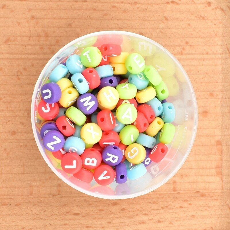 حبات أكريليك 7x4x1 ، تصنعها بنفسك ، مصنوعة يدويًا ، حروف بيضاء ، دائرية ، خلفية ملونة ، لصنع الحلي ، 50 ks