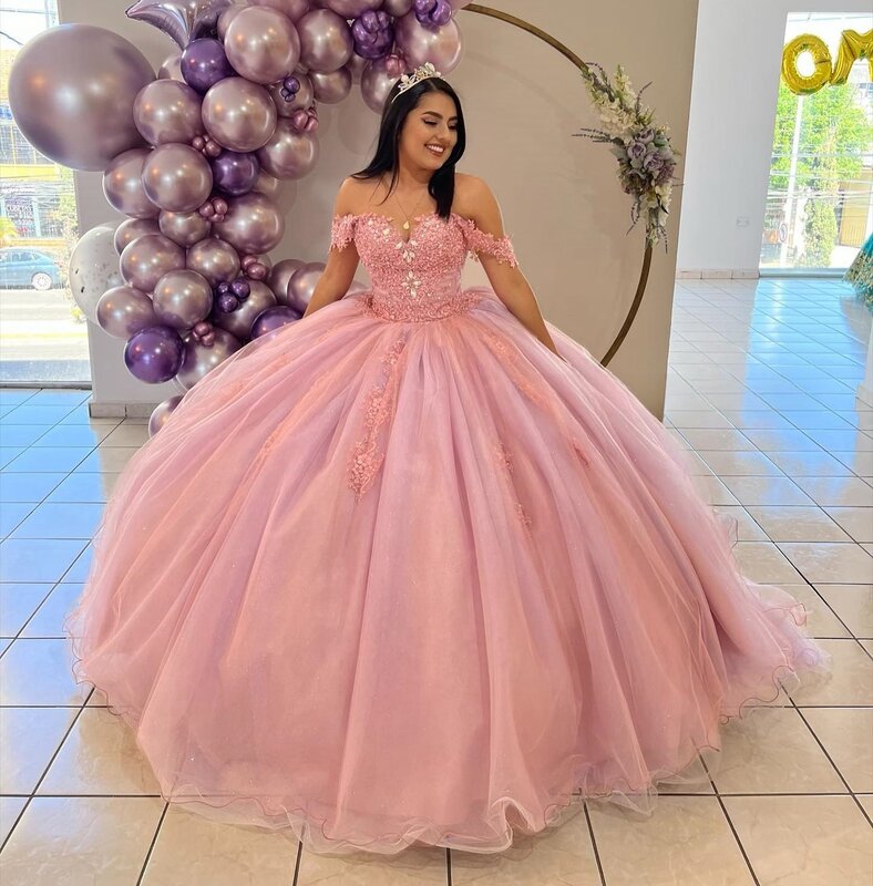 Różowa księżniczka Quinceanera ubiera suknię balową z odkrytymi ramionami tiulowe aplikacje słodkie 16 sukienek 15 Años Custom