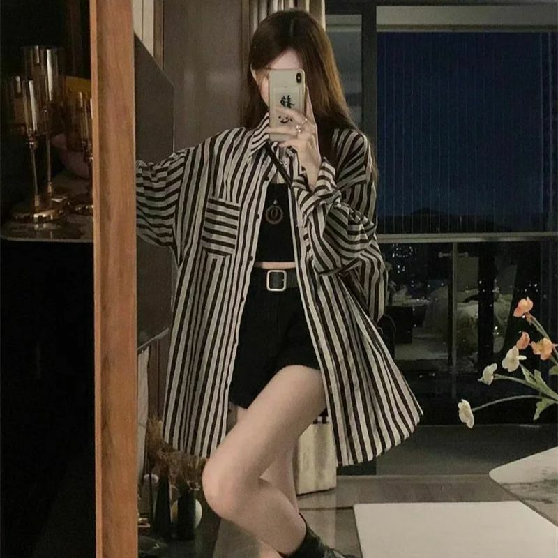 Полосатая рубашка с длинным рукавом для женщин в гонконгском стиле на весну/лето, новинка 2024, тонкий и модный топ в Корейском стиле, куртка средней длины