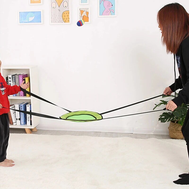 طفل كذاب حلقة اثنين من لاعب التفاعلية إرم وقبض الكرة لعبة الوالدين والطفل في الهواء الطلق متعة الرياضة الترفيه لعبة الحسية اللعب