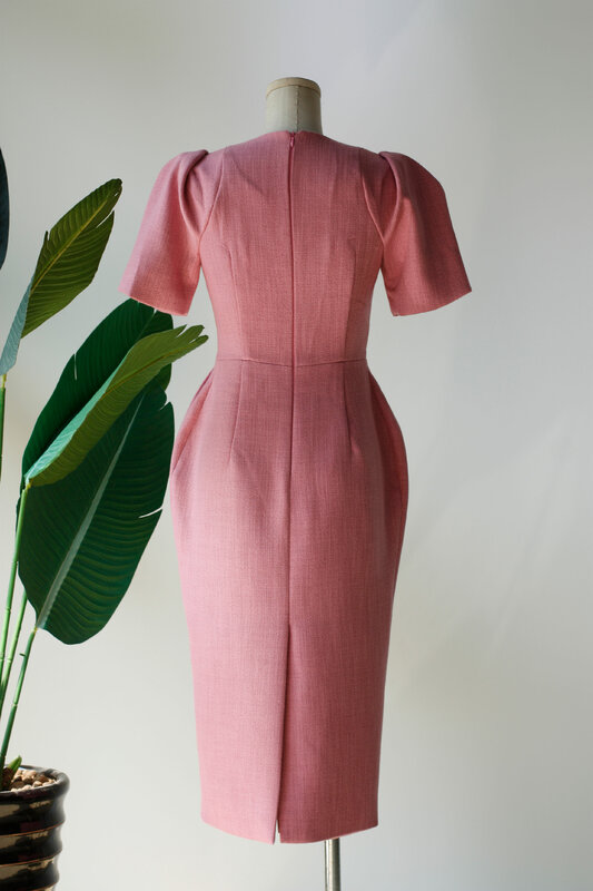 Vネックのタイトなドレス,パフショルダー,ピンクのツイード衣装,秋のシーズン