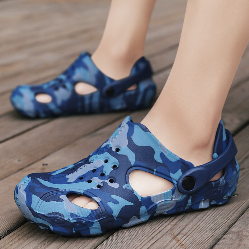 Zapatos de playa antideslizantes que combinan con todo para hombre, zapatos de verano de dos prendas transpirables con agujeros, sandalias casuales suaves de camuflaje cómodas