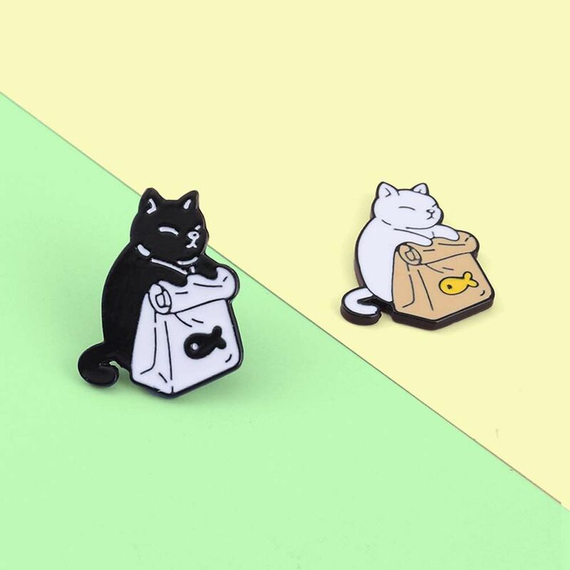 เข็มกลัดตราสัญลักษณ์กระเป๋าเป้สะพายหลังน่ารักเข็มกลัดติดปกเสื้อรูปแมวเข็มกลัดเคลือบรูปแมวสีดำสีขาว