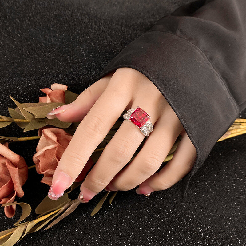 แหวนเพชรสี่เหลี่ยมสไตล์เจ้าหญิงประดับเพชรทองแดงตัดรูปดอกไม้น้ำแข็งใหม่สำหรับฤดูใบไม้ร่วงและฤดูหนาว