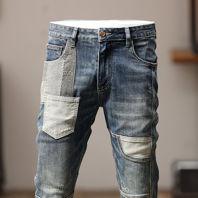 Jeans sepeda motor pria, jahitan tambal sulam Slim Fit ringan kaki lurus pakaian pria trendi Pu Shuai celana kepribadian