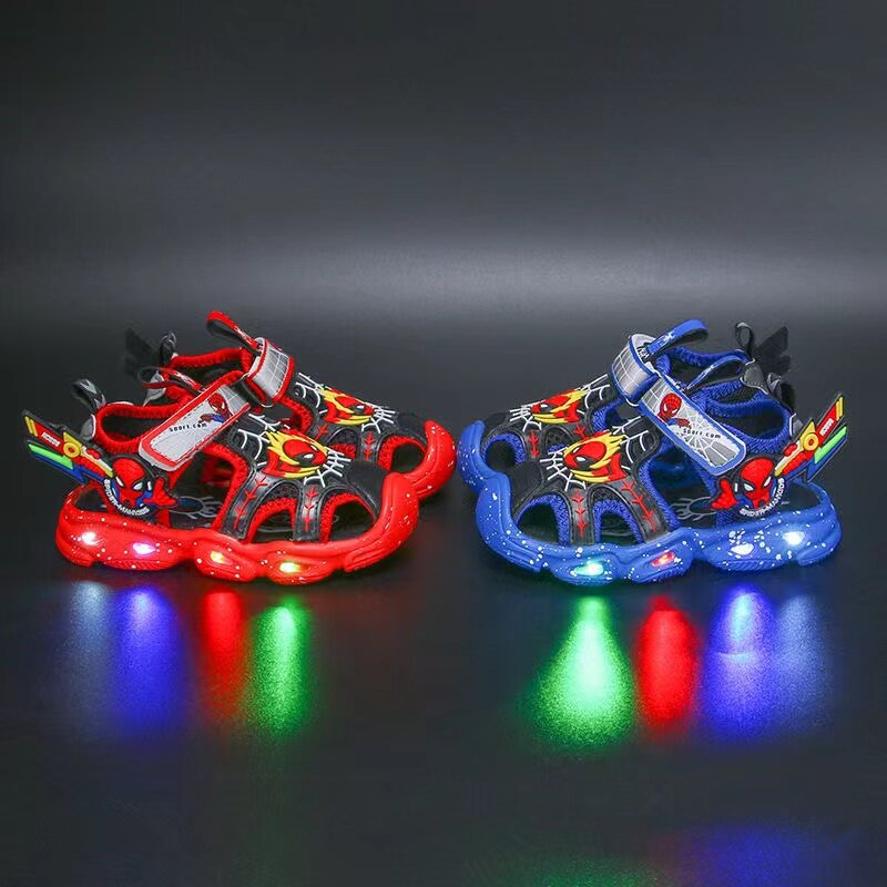 Letnie chłopięce sandały LED Cartoon Spider Man dziecięce zamknięte palce ortopedyczne kapcie dziecięce dziewczęce sportowe miękkie buty plażowe