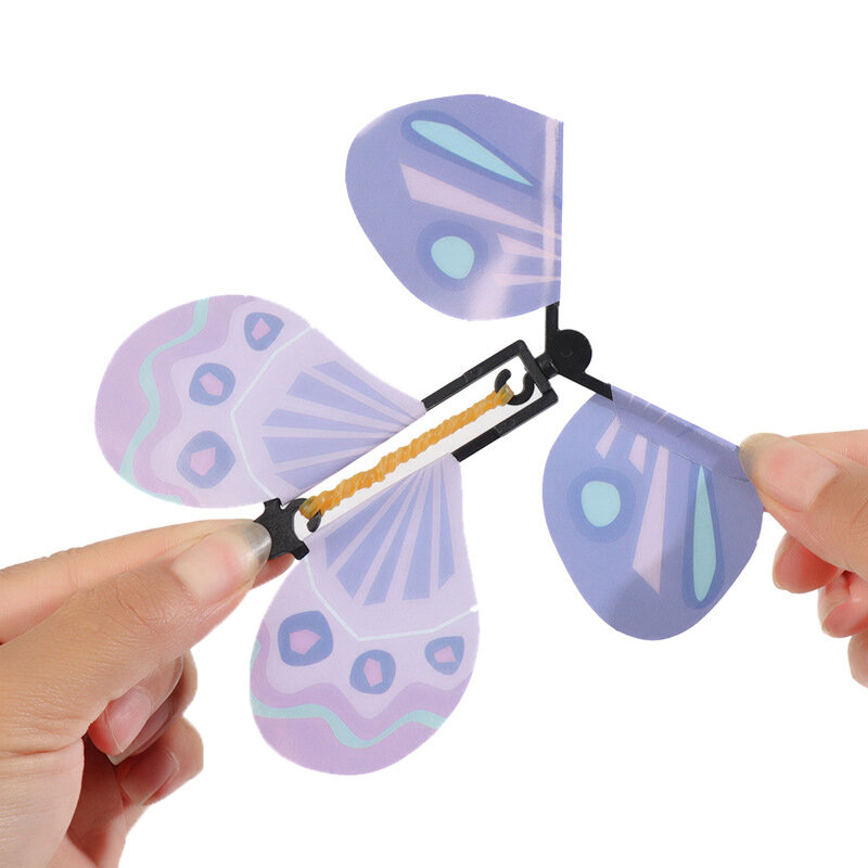 La nueva mariposa voladora pequeña se convierte en una mariposa, una mariposa de libertad y un nuevo y exótico accesorio mágico para niños