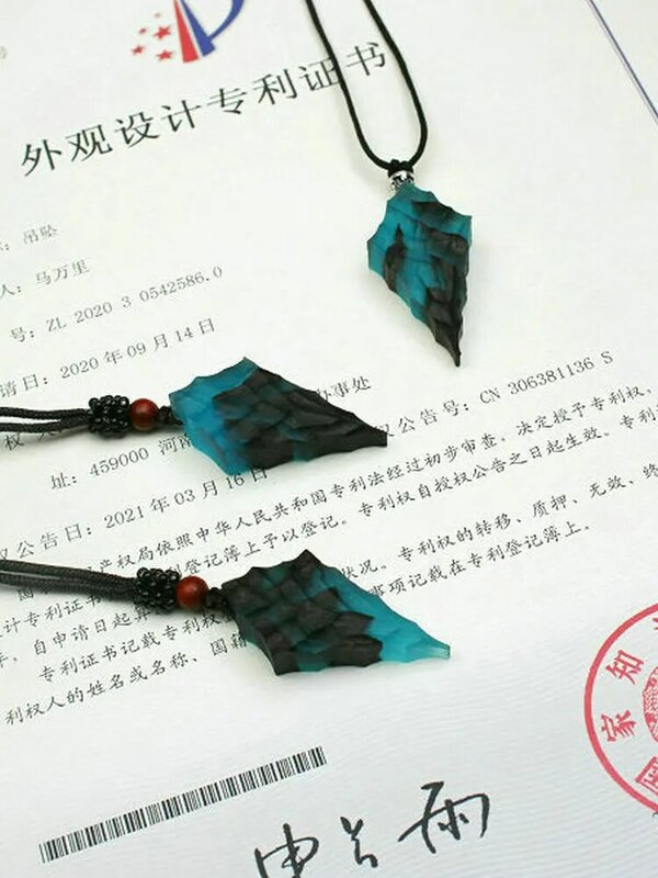 Dragon's Reverse Scales Blood Edition Sandalwood Pendant Resin Ebony Luminous Dragon Scales Necklace Sweater Chain Gift For Men