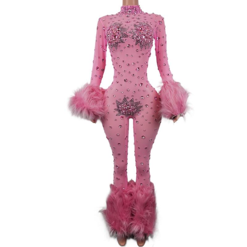 Jumpsuit transparan jaring merah muda berkilau pakaian ulang tahun seksi berbulu desain kostum penampilan penyanyi penari pakaian panggung Guibin