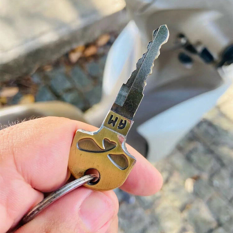 พวงกุญแจรูปหัวกะโหลกวินเทจทำจากทองเหลืองแบบยังไม่ได้สลักกุญแจตัวอ่อนเหมาะสำหรับการตกแต่ง DIY ตกแต่งพวงกุญแจรถจักรยานยนต์ฮอนด้า