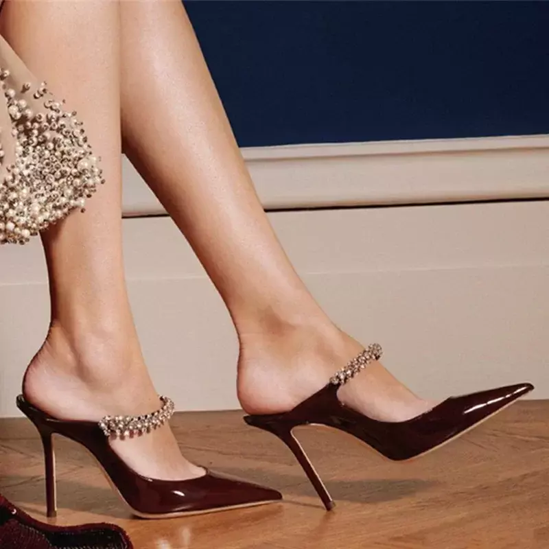 Pantofole alla moda con strass in pelle verniciata a punta con tacco alto da donna europea e americana 2024