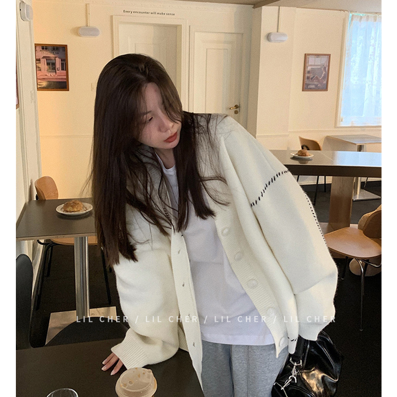Pakaian Wanita Musim Dingin Sweter Putih Desain Benang Kancing Sebaris Mode Baru Retro Pakaian Luar Kardigan Atasan Rajut