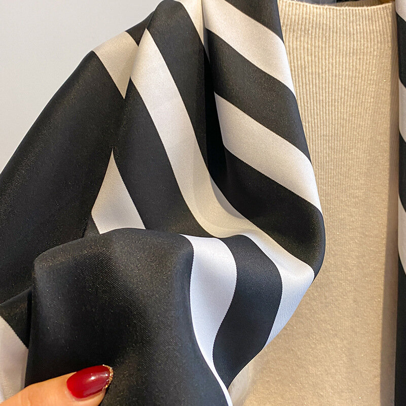 Nuova stampa sciarpe quadrate con protezione solare 2023 bandana di seta satinata quattro stagioni fazzoletto antipolvere popolare moda viaggio scialle 90x90cm