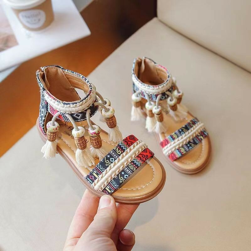 Sandali per ragazze della boemia 2024 nappe di moda più nuove sandali con punta aperta scarpe da spiaggia estive con bottoni morbidi per ragazze