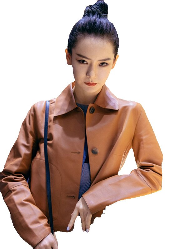 Женская короткая приталенная куртка из натуральной овечьей кожи с квадратным вырезом