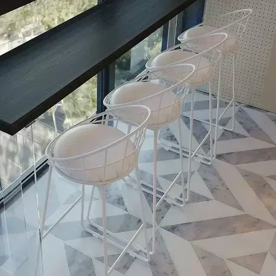 EE1005 Customized Exclusive Bar Suspension Table Bar Balcony Chair Table Leisure High Table and Chair Combination