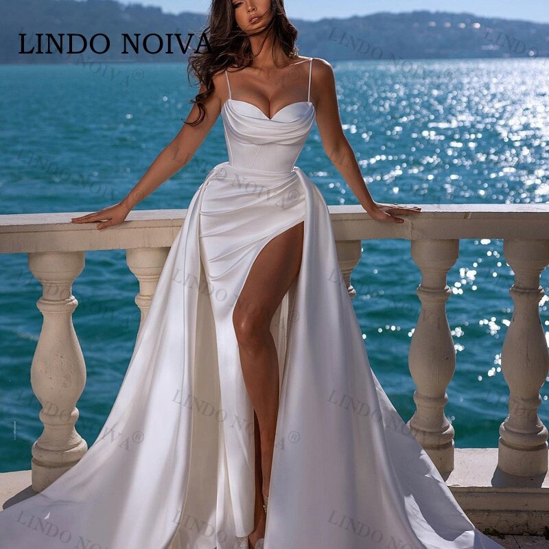 فستان زفاف من LINDO NOIVA مصنوع من الساتان للنساء 2023 حمالات سباغيتي فتحة جانبية بطيات عالية فستان زفاف أبيض مع ذيل