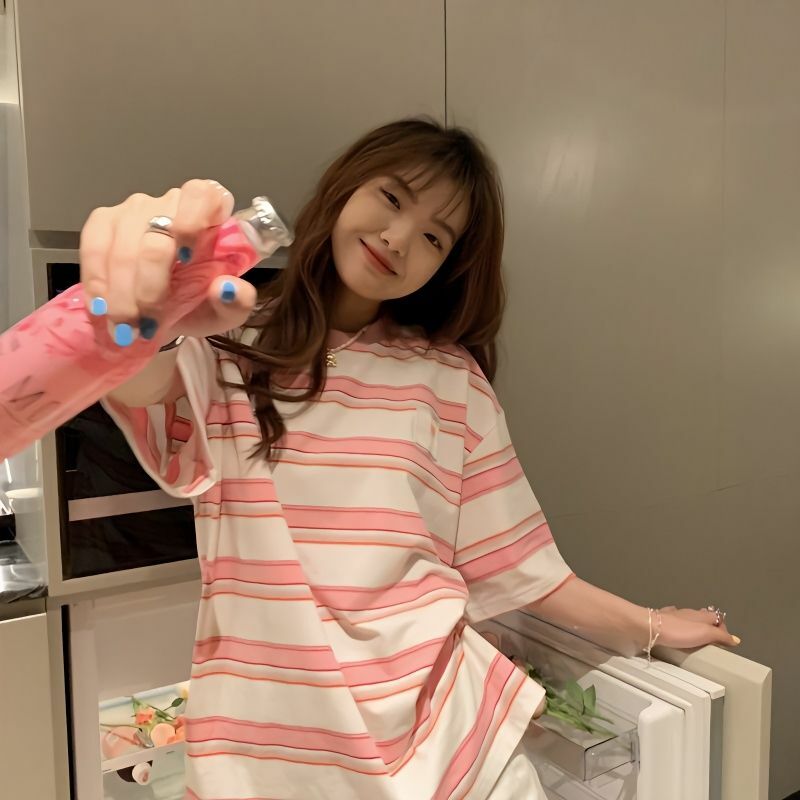 Süßes rosa T-Shirt für Frauen im koreanischen Sommer lockerer und vielseitiger neuer japanischer Rundhals ausschnitt gestreifter kleiner frischer Top-Trend