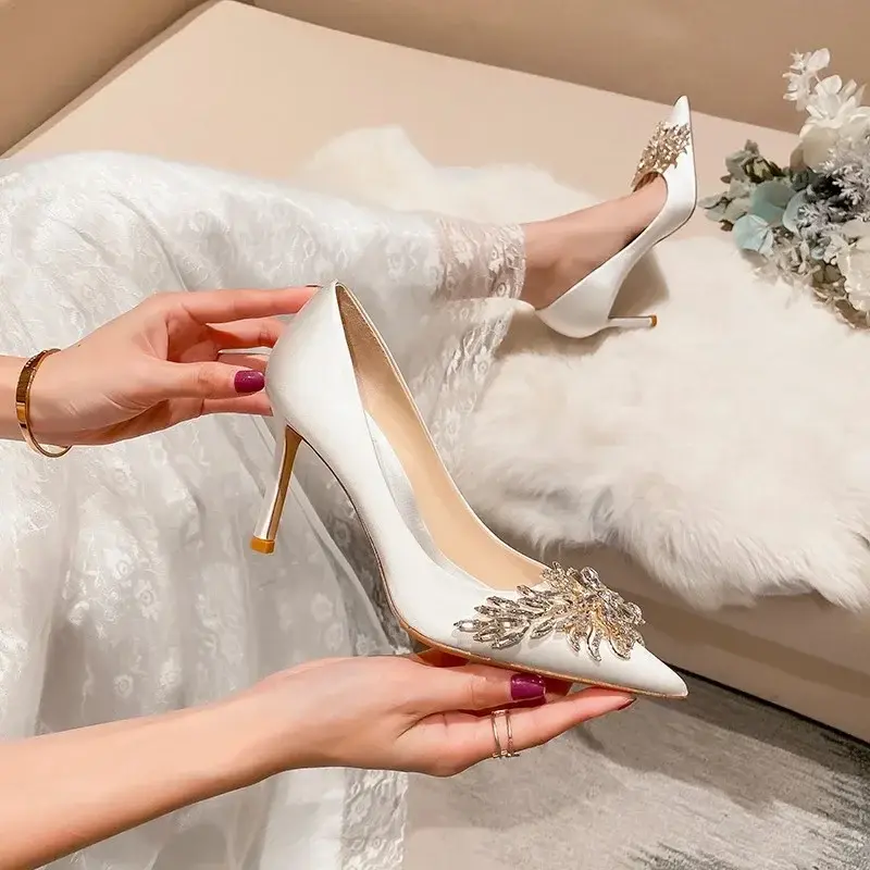 النسخة الكورية أحذية زفاف بمقدمة مدببة ، كعب عالي أحمر ، كعب نحيف ، عروس ، ربيع جديد ، صيف ، خريف ، أو