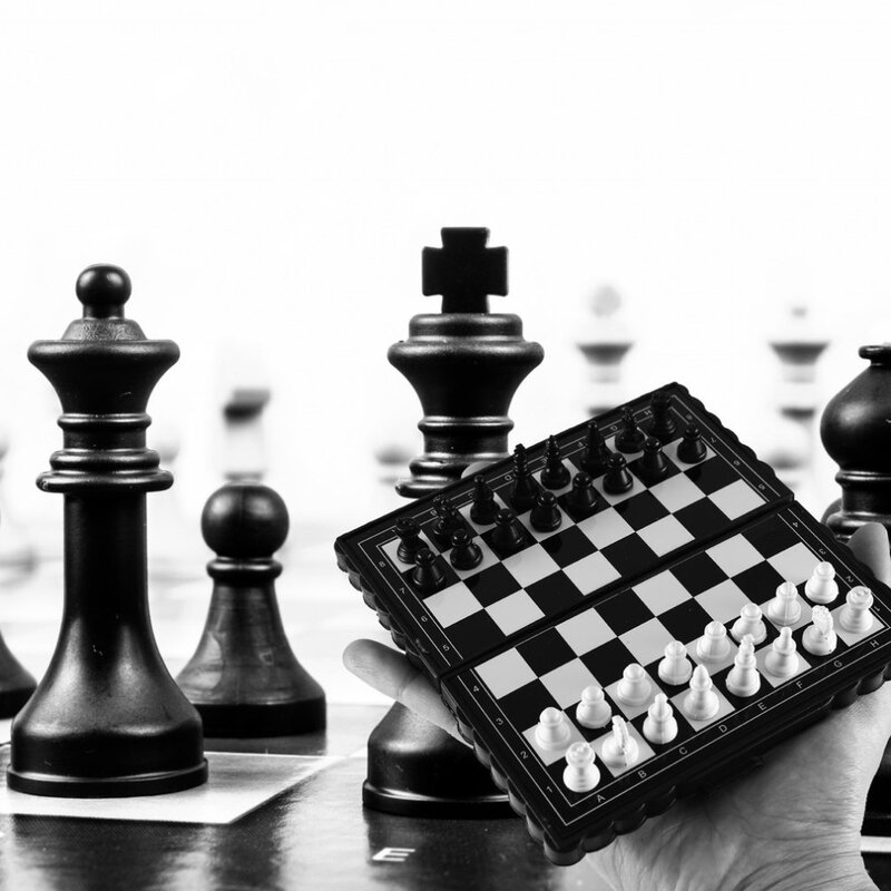 2023 1 zestaw Mini międzynarodowe szachy składane magnetyczne plastikowe szachownica gra planszowa przenośna zabawka dla dzieci przenośne szachy na zewnątrz
