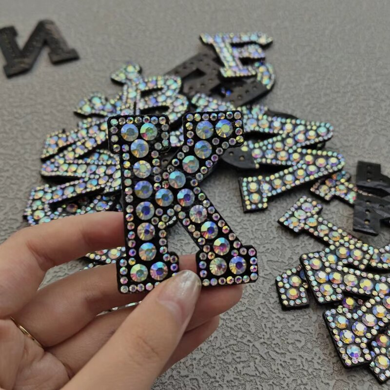 Heiß verkaufen Strass Stickerei Patches Kristall Buchstaben Alphabet Stoff Aufkleber DIY Diamant Abzeichen Zubehör für Tasche Hut Kleid